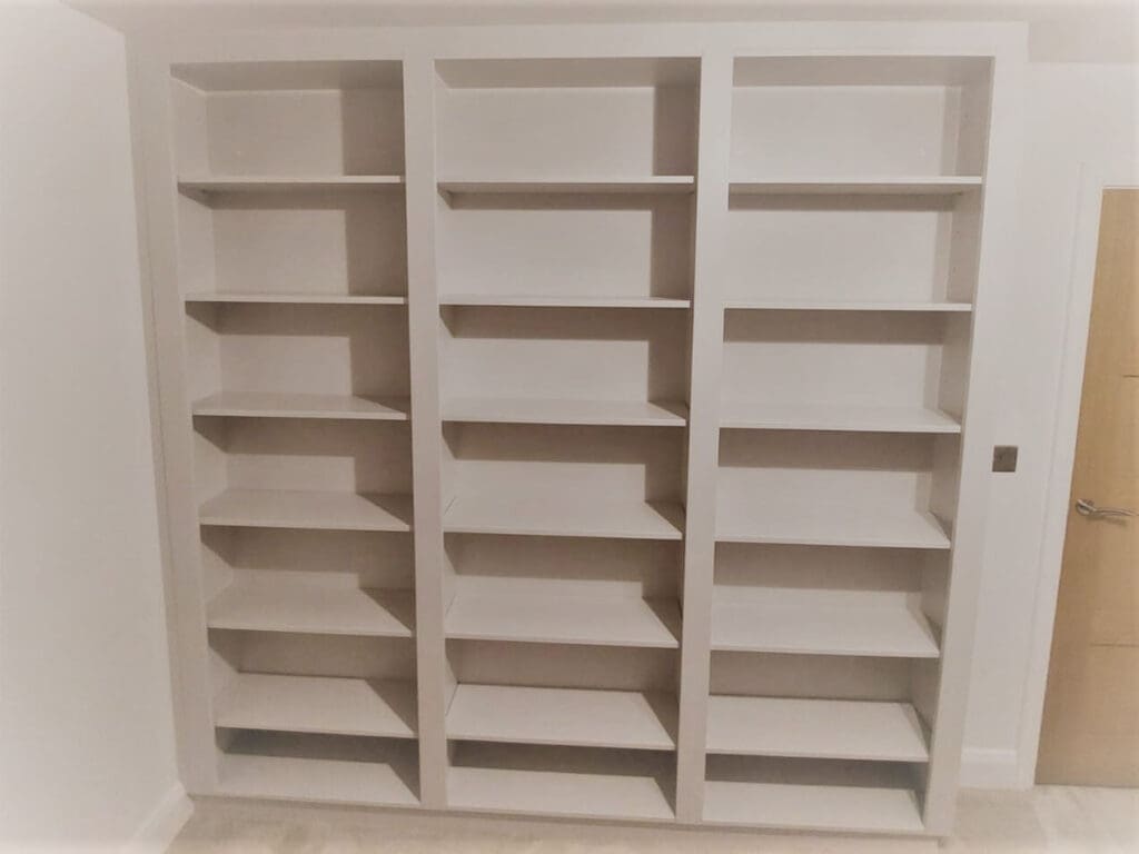 Bookcase with adjustable shelves