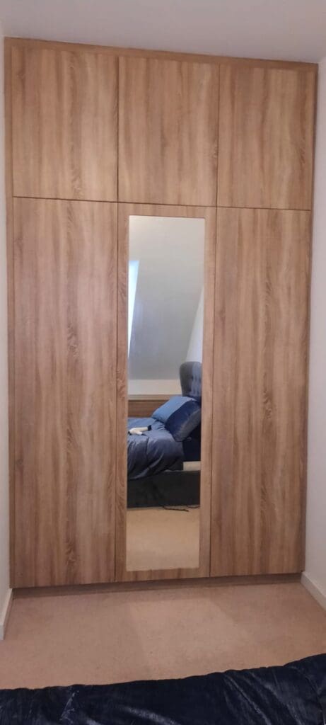 Alcove fitted wardrobe with mirror
