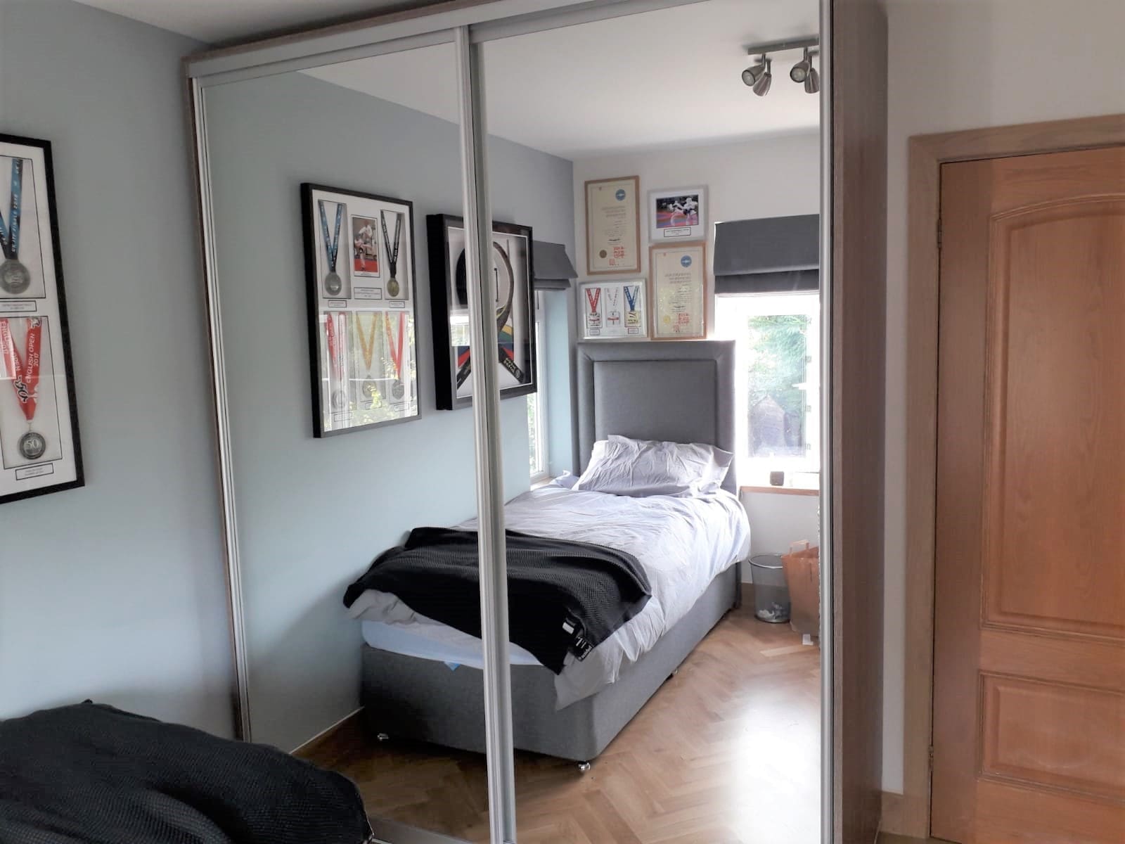 Single bedroom mirrored fitted wardrobe